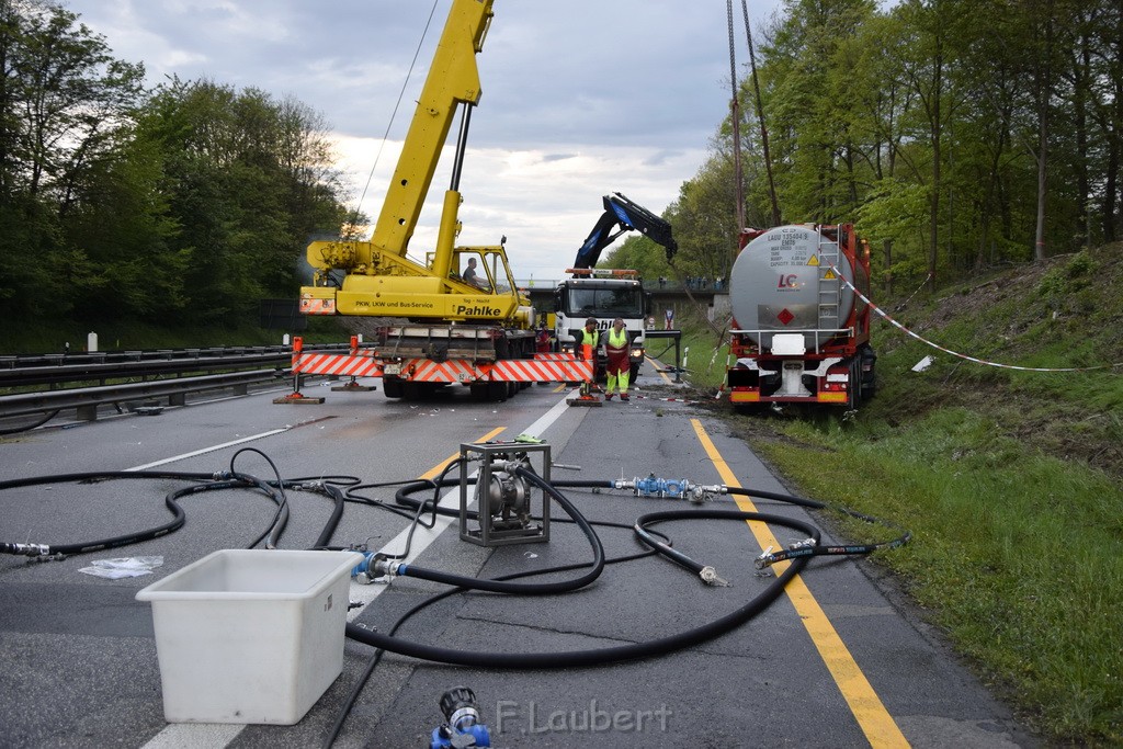 VU Gefahrgut LKW umgestuerzt A 4 Rich Koeln Hoehe AS Gummersbach P451.JPG - Miklos Laubert